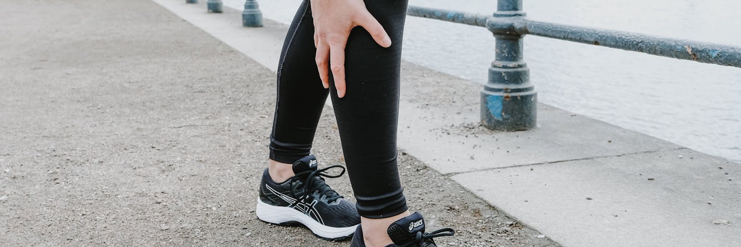 Frau greift beim Joggen an ihr schmerzendes Knie