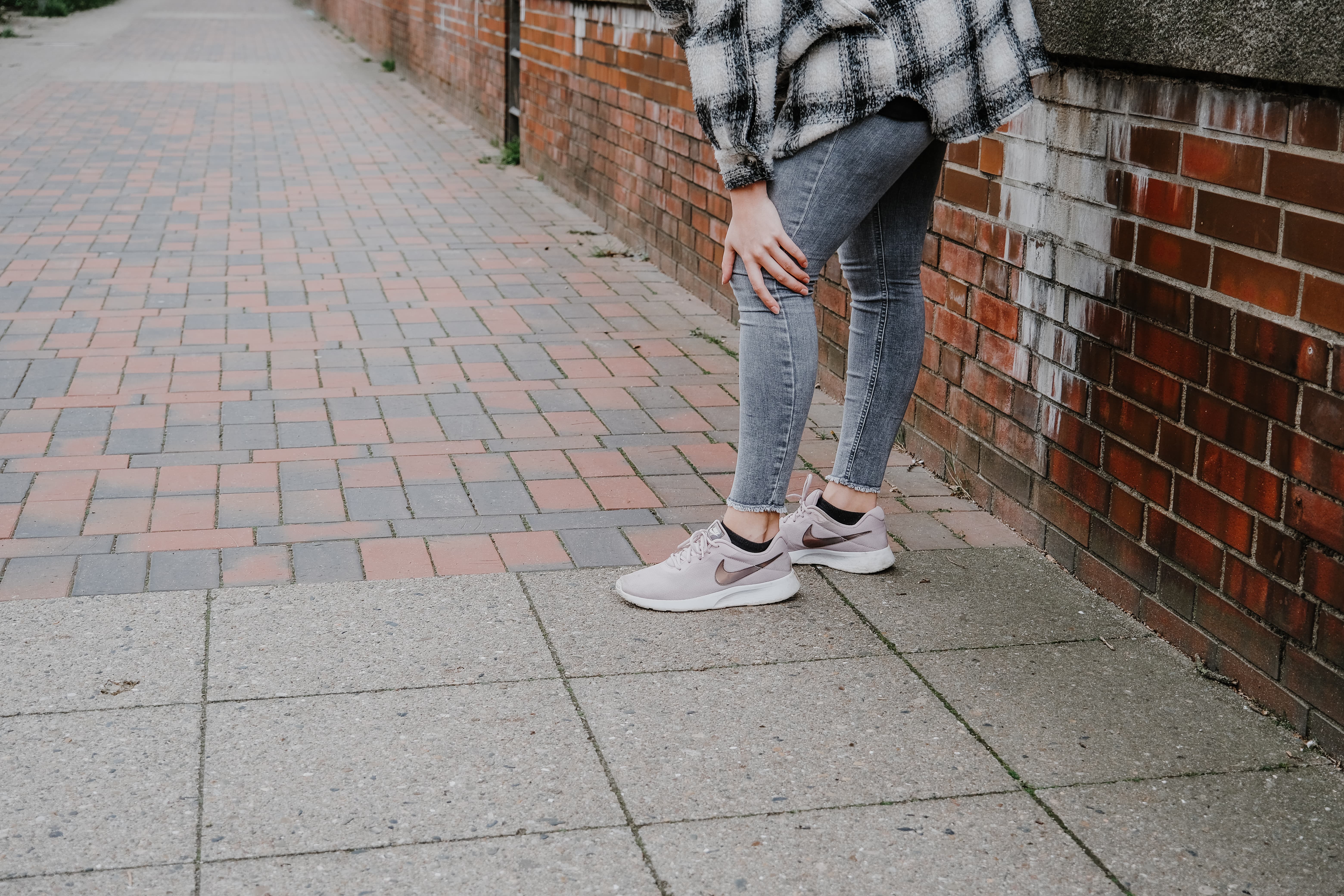 Frau greift an ihr schmerzendes Knie