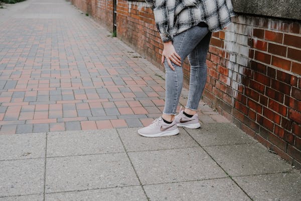 Frau greift an ihr schmerzendes Knie