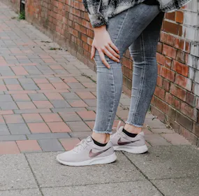 Frau greift an ihr schmerzendes Knie