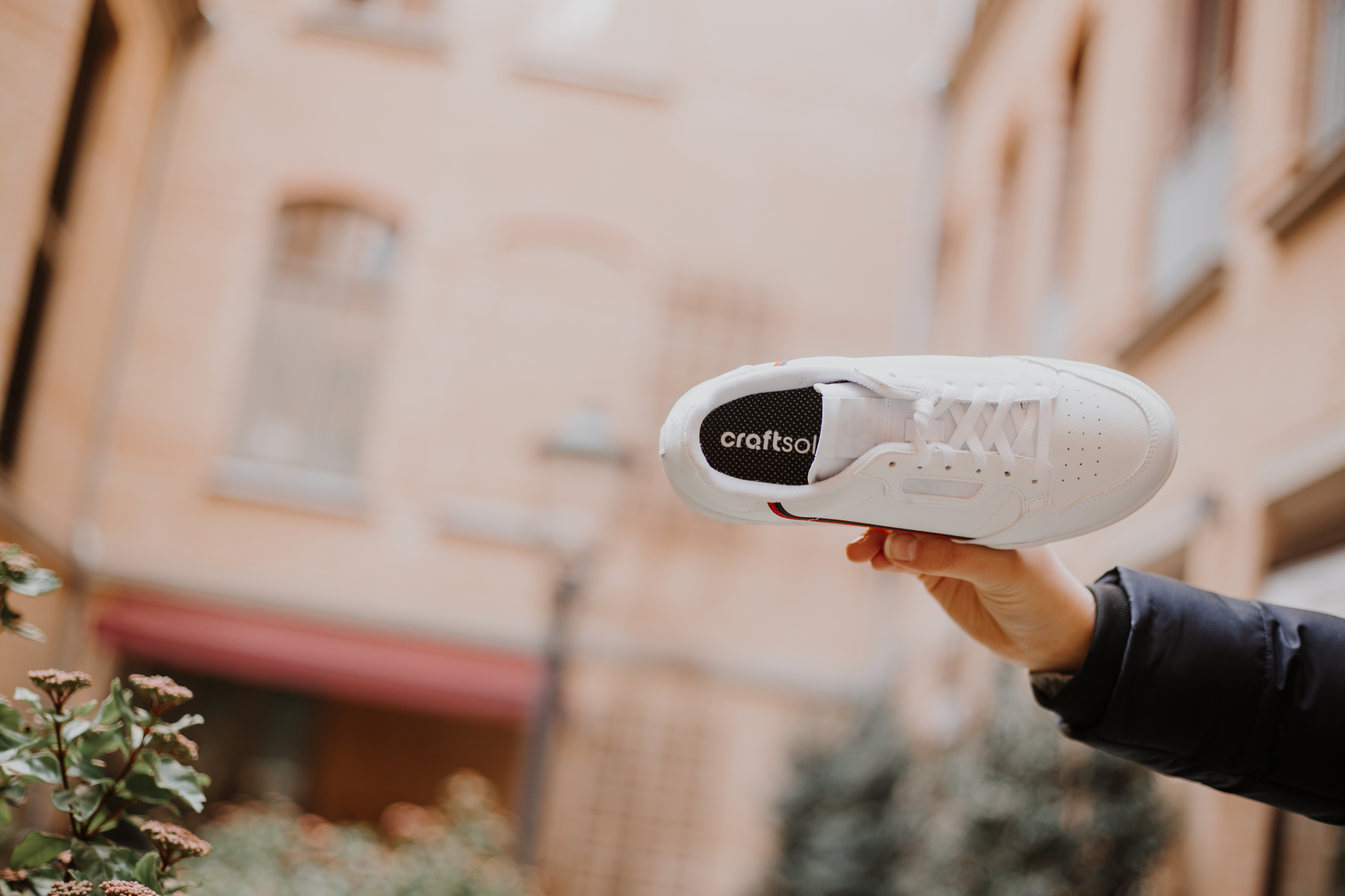 Frau hält Schuh mit craftsoles Einlage