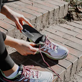 Frau steckt Einlage in Schuh