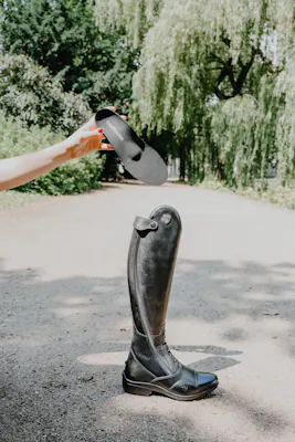 Frau hält Einlage über Reitschuh