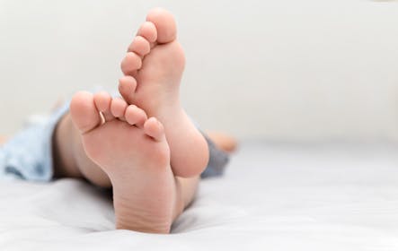 Mensch liegt, Kamerablick Richtung Füße