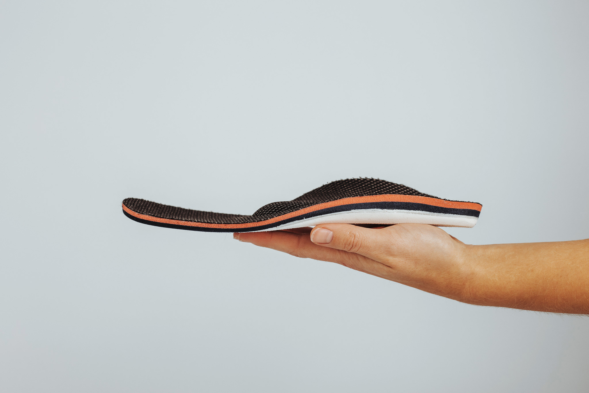 Mensch hält Einlage auf der Handfläche