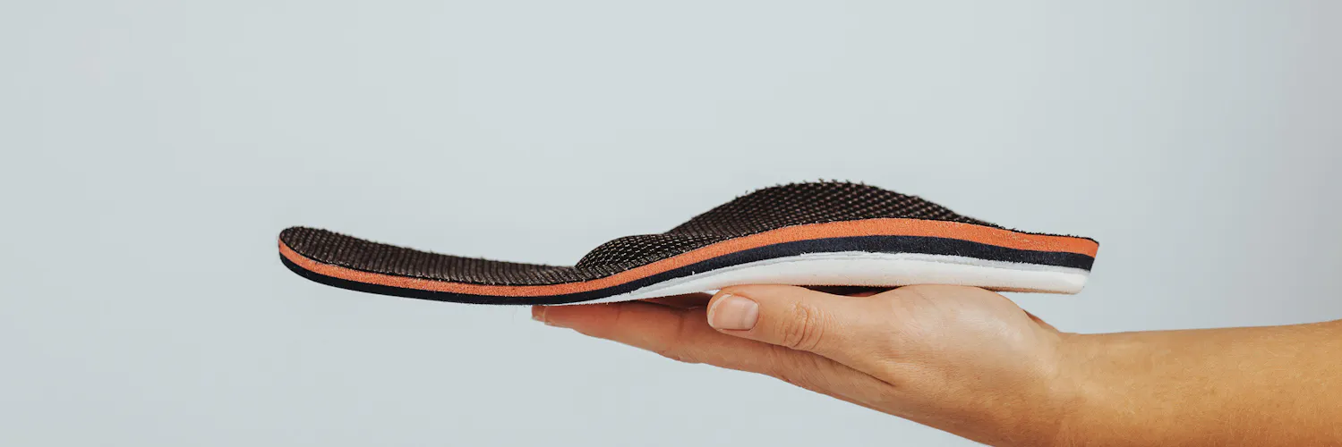 Mensch hält Einlage auf der Handfläche