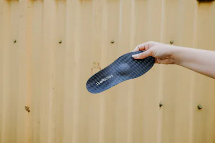 Frau hält eine Einlage in der Hand