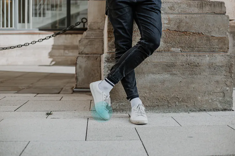 Mann steht in der Innenstadt