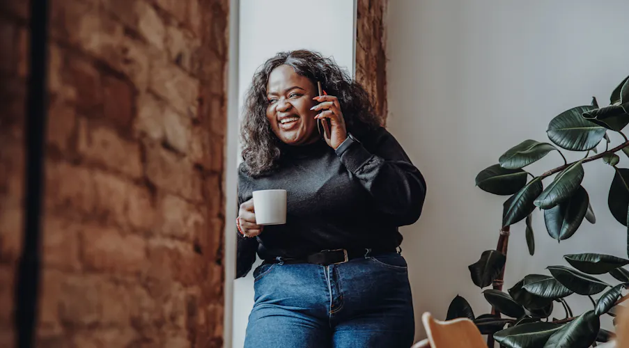 Bild Frau mit Kaffee