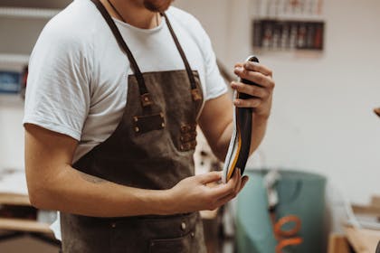 Mann hält Einlage in der Hand