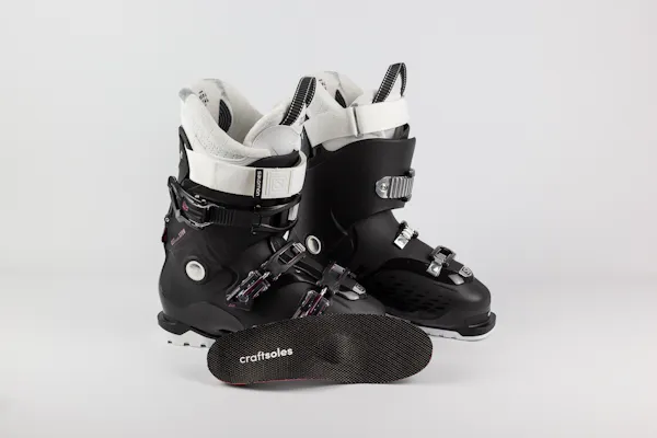 Einlage vor einem Paar Skischuhen