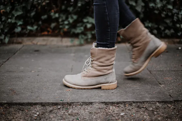Frau in Winerschuhen auf Asphalt
