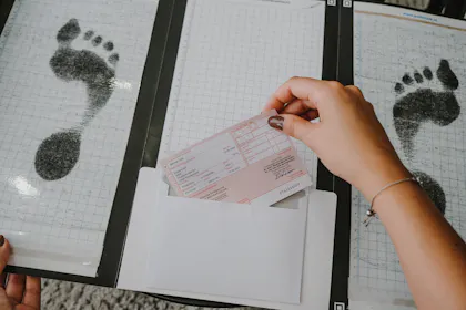 Frau hält Rezept in der Hand