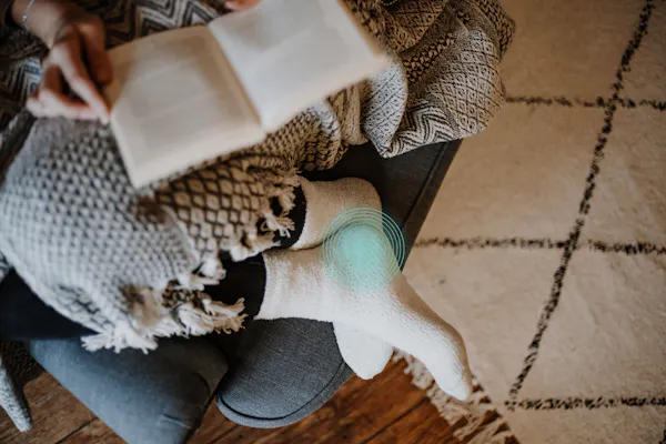 Frau sitzt und liest ein Buch