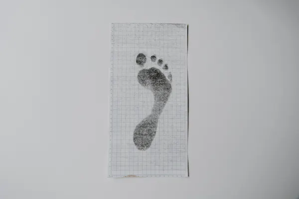 Fußabdruck auf Maßpapier
