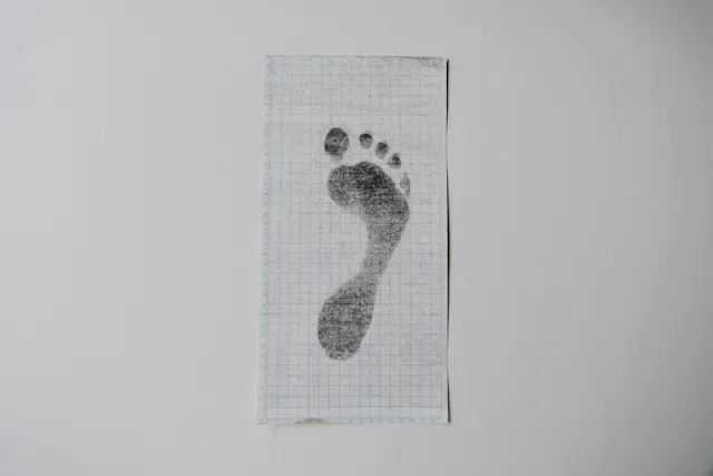Fußabdruck auf Maßpapier
