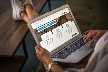 Frau sitz am Computer/Laptop und besucht die Craftsoles Webseite