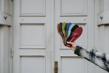 Frau hält Einlagen-Fächer in die Luft