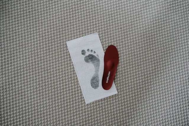 rote Einlage und Abdruck auf dem Fußboden