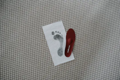 rote Einlage und Abdruck auf dem Fußboden