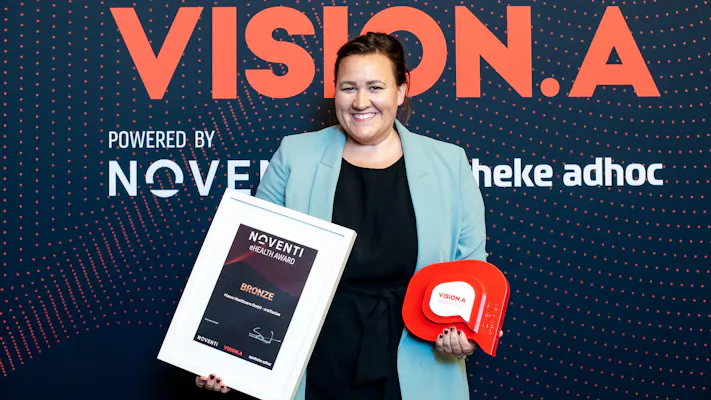 craftsoles Gründerin hält Preis in der Hand