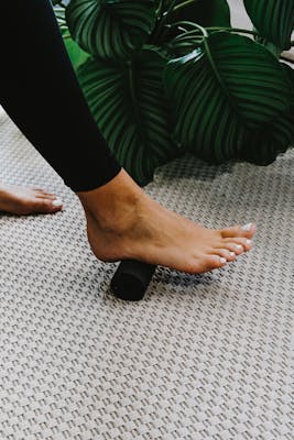 Frau macht Übungen mit der Blackroll mini