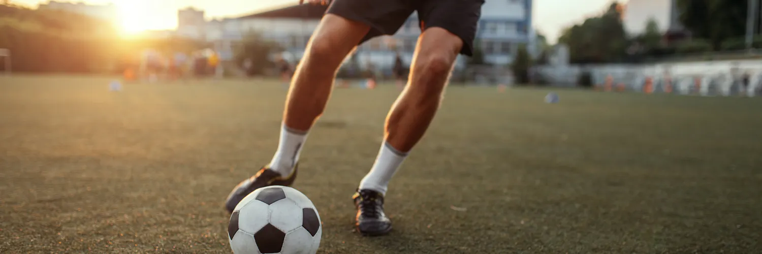 Mann spielt Fussball