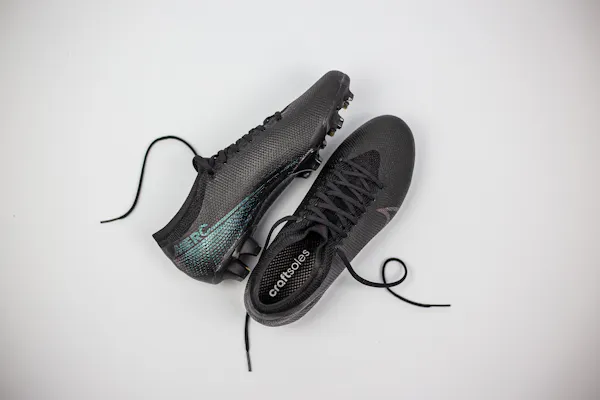 Fußballschuhe vor weißem Hintergrund