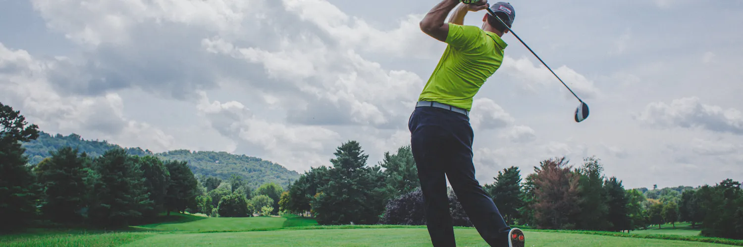 Mann spielt Golf auf Golfplatz