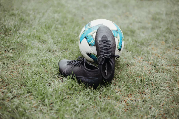 Fußballschuhe mit Ball