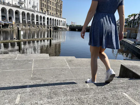 Frau geht Treppe hinunter