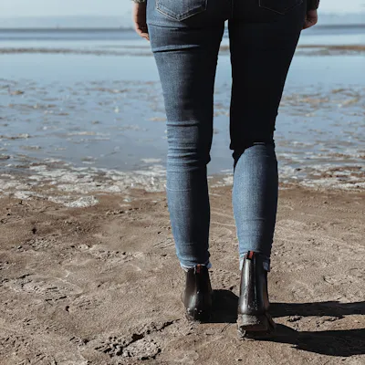 Frau geht am Strand spazieren