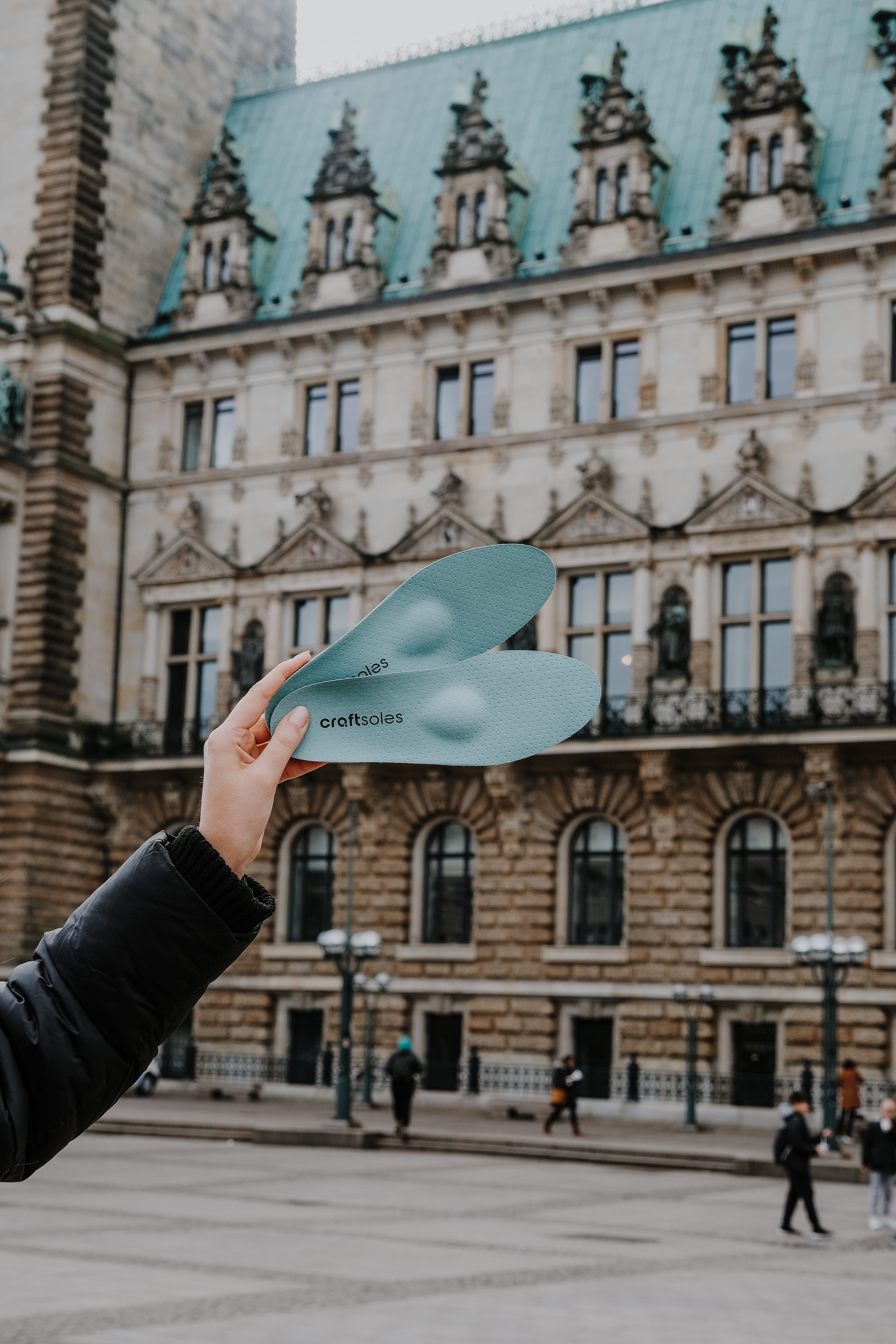 Mint farbende Einlagen vor dem Hamburger Rathaus