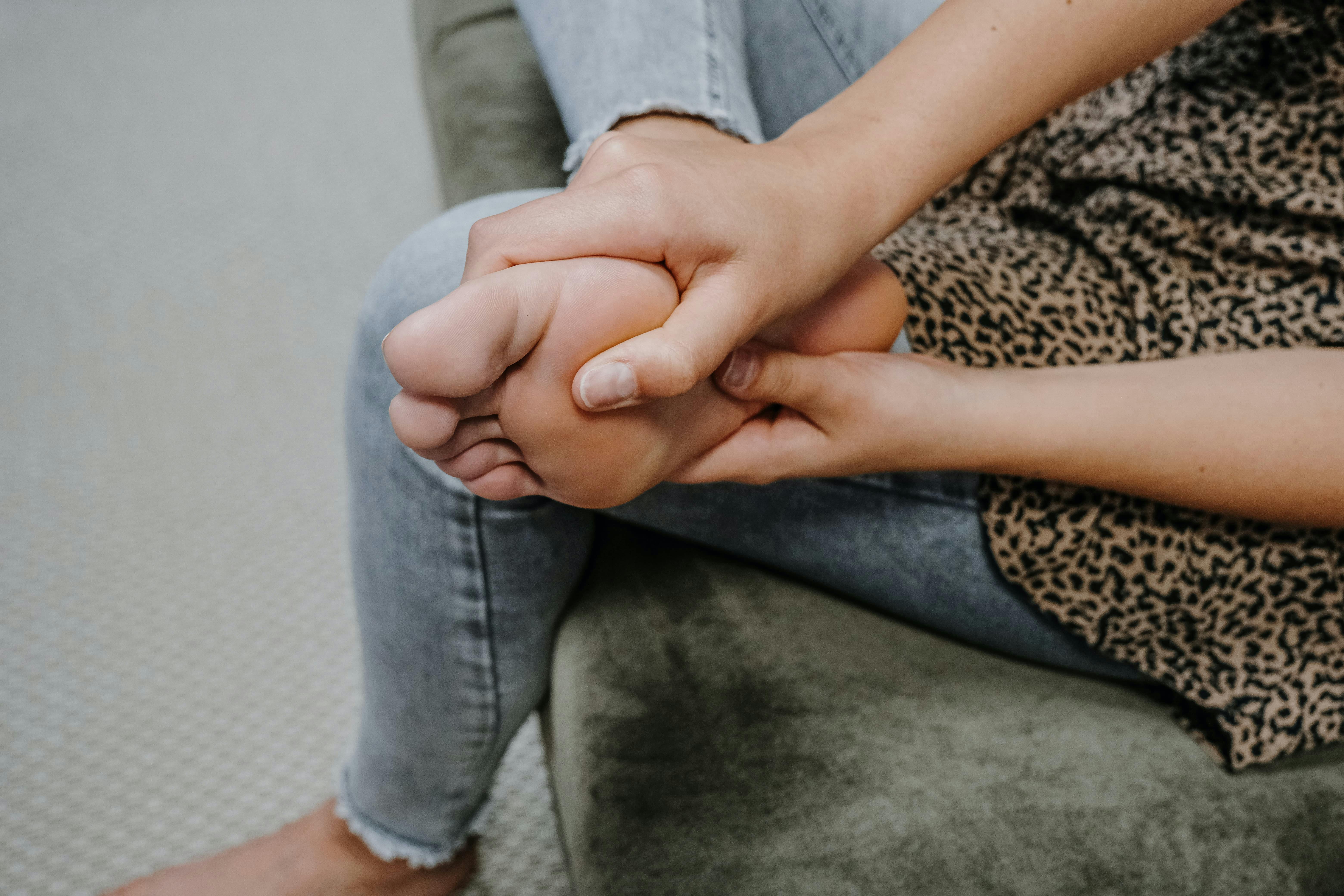 Schmerzende Füße - wie helfen Faszienübungen?