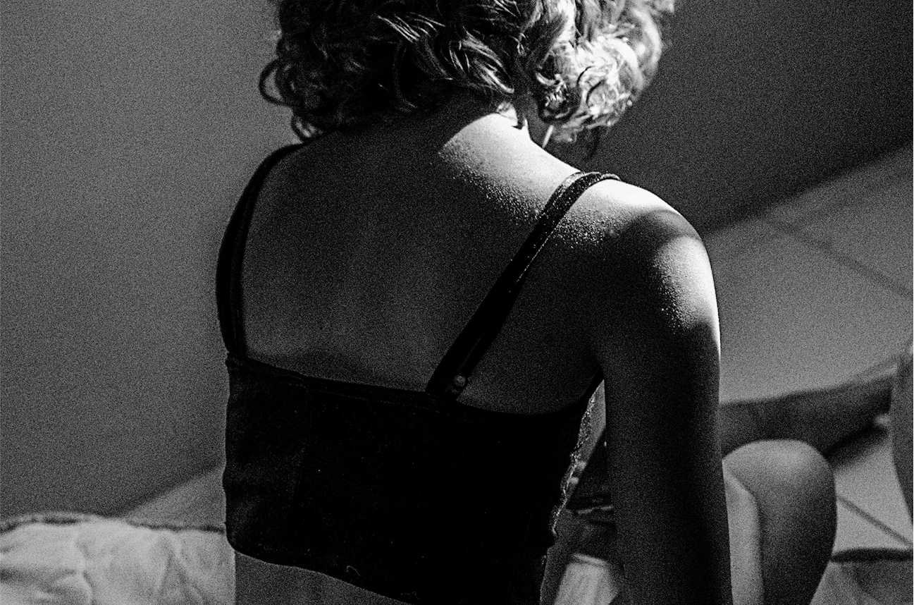 Lady from the back, monochrome