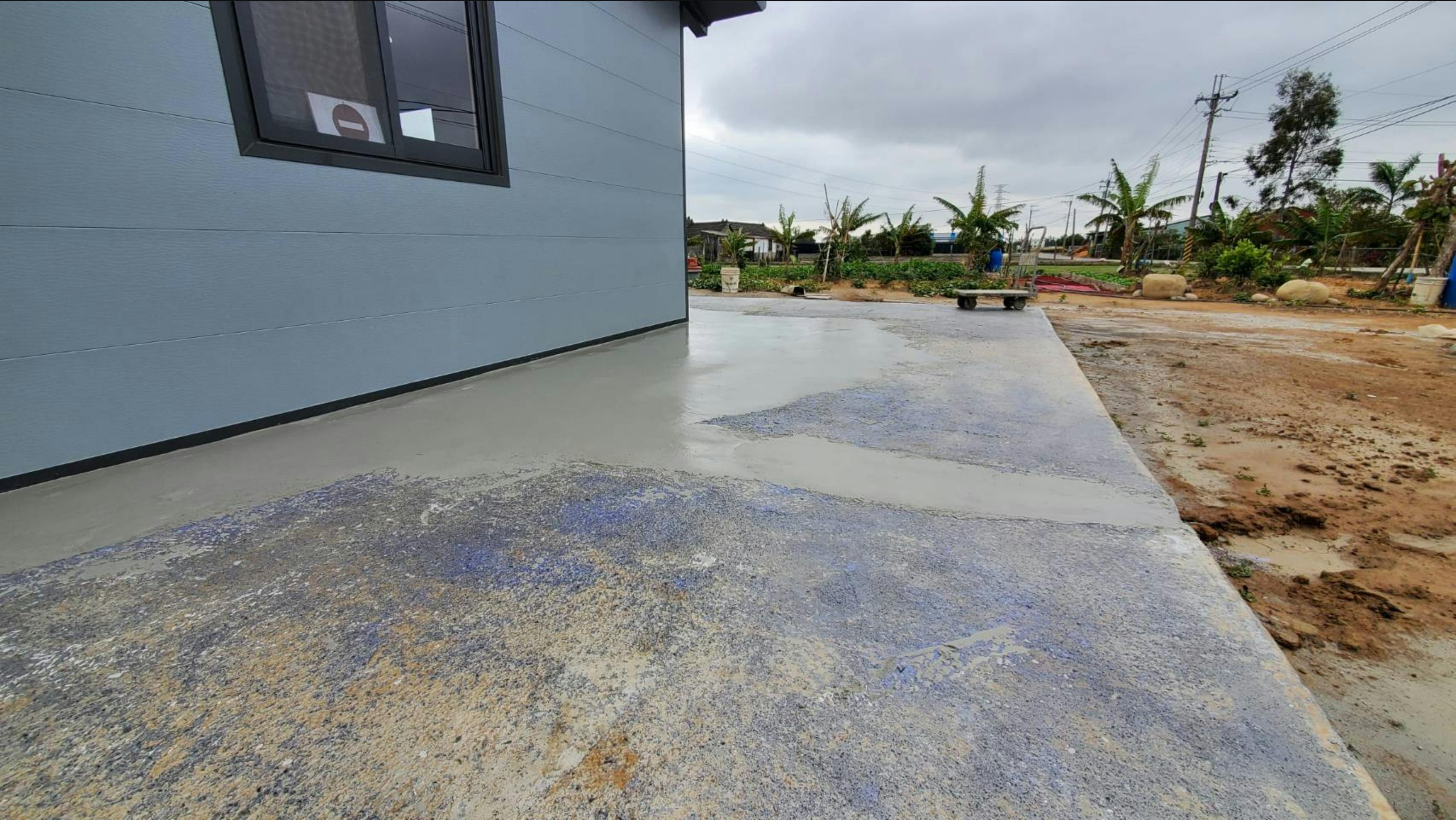 Allow 30 mins for the primer to dry. AP-200 will penetrate into and fill in the pores of the substrate to further enhance its rigidity and water-proofing ability. The second layer of coating can be applied with the same dilution as needed.