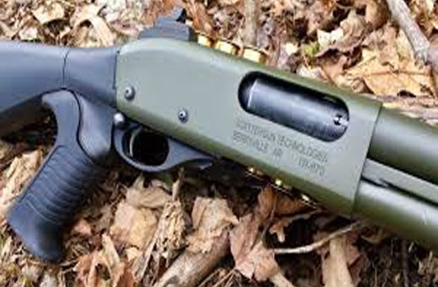 Robbers disarm security without attacking him