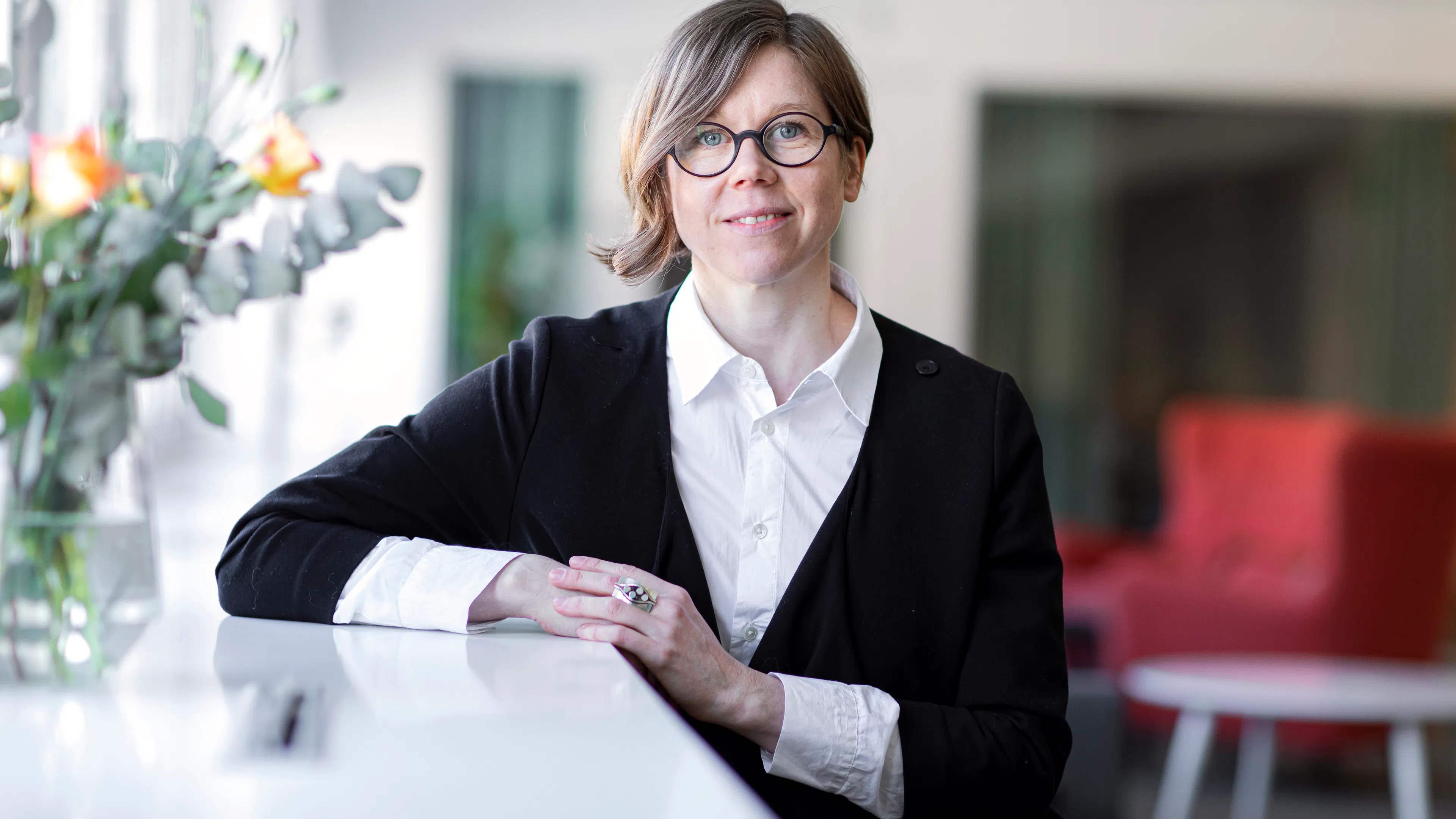 kvinna som ler i glasögon