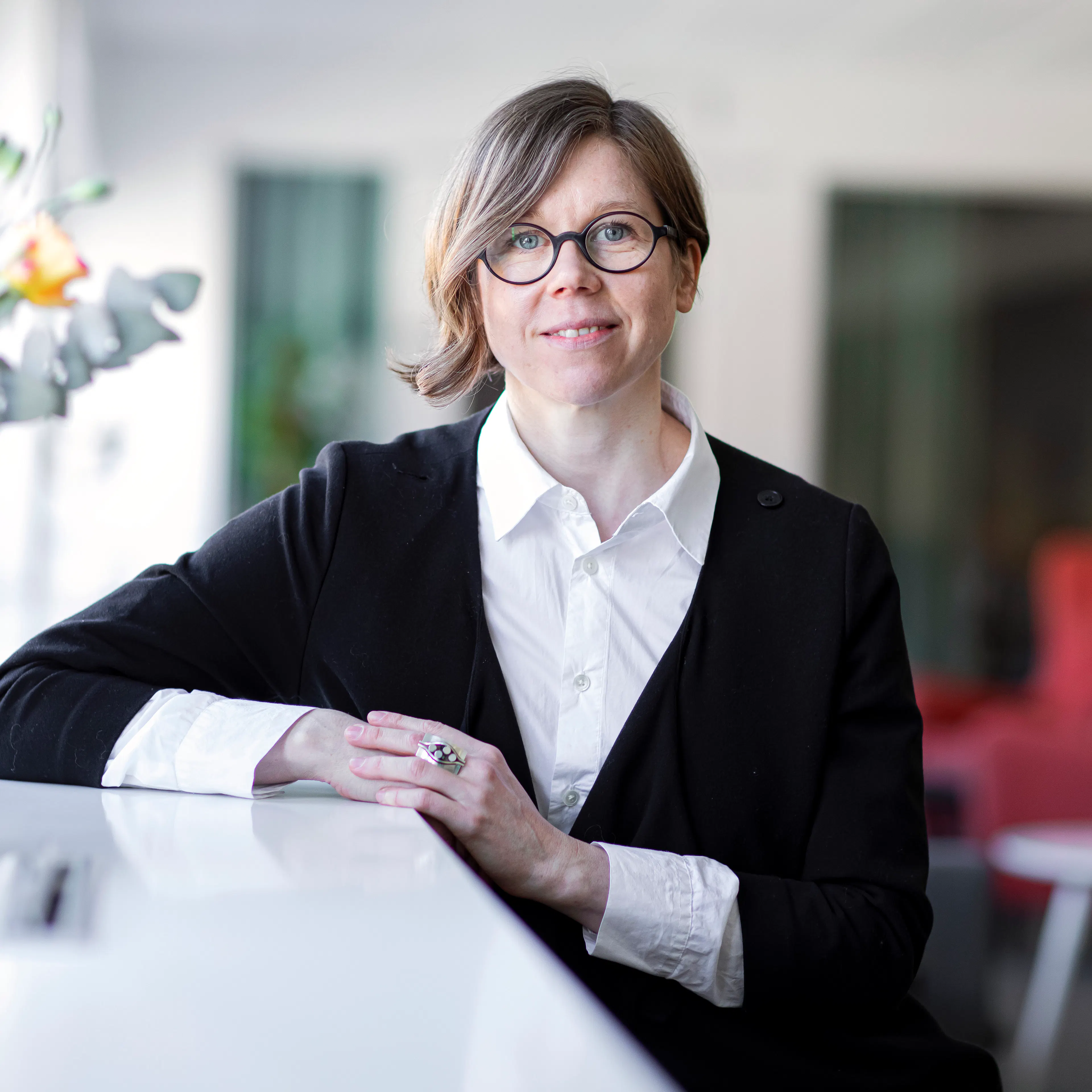 kvinna som ler i glasögon
