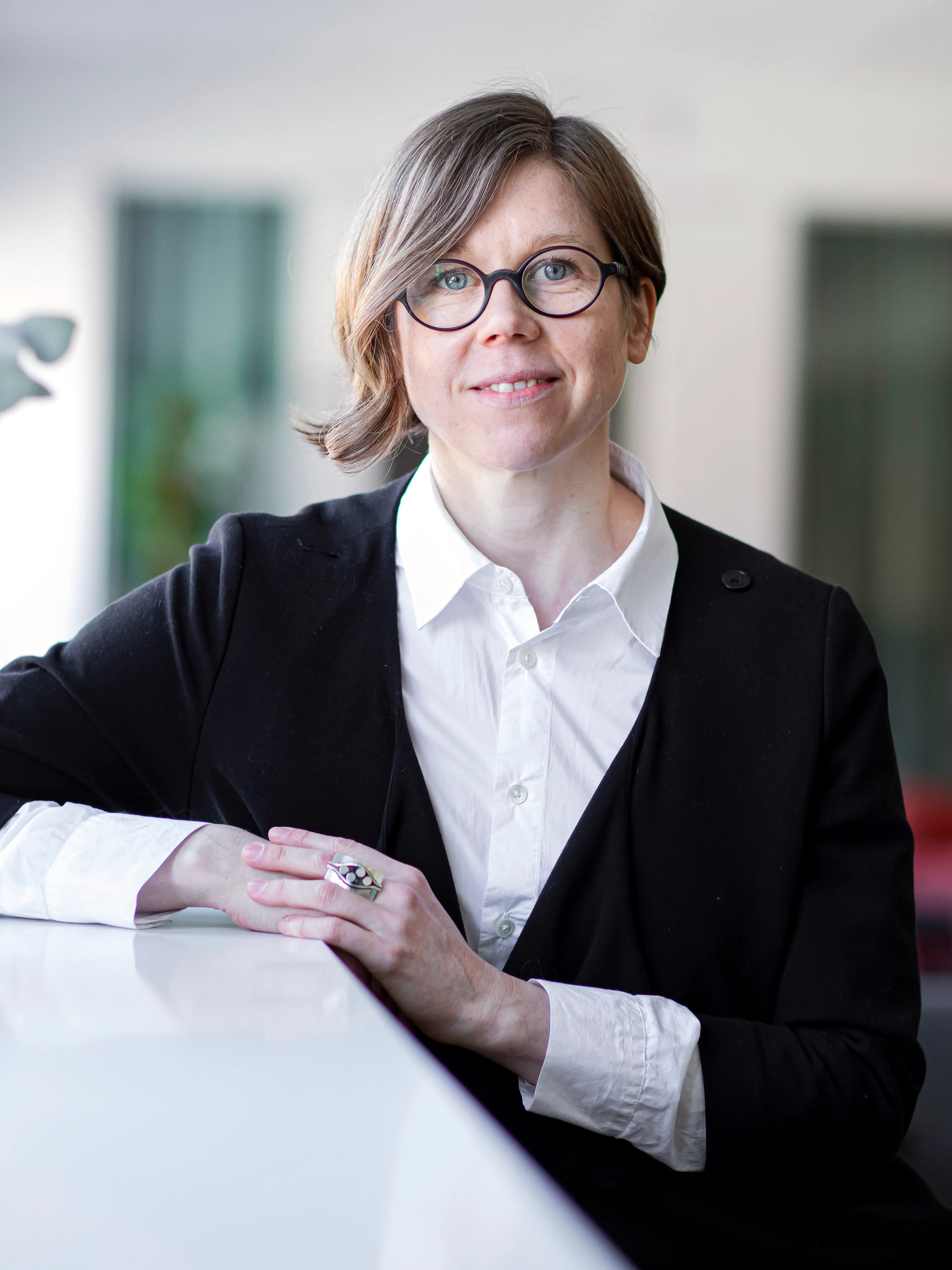 kvinna som ler i glasögon