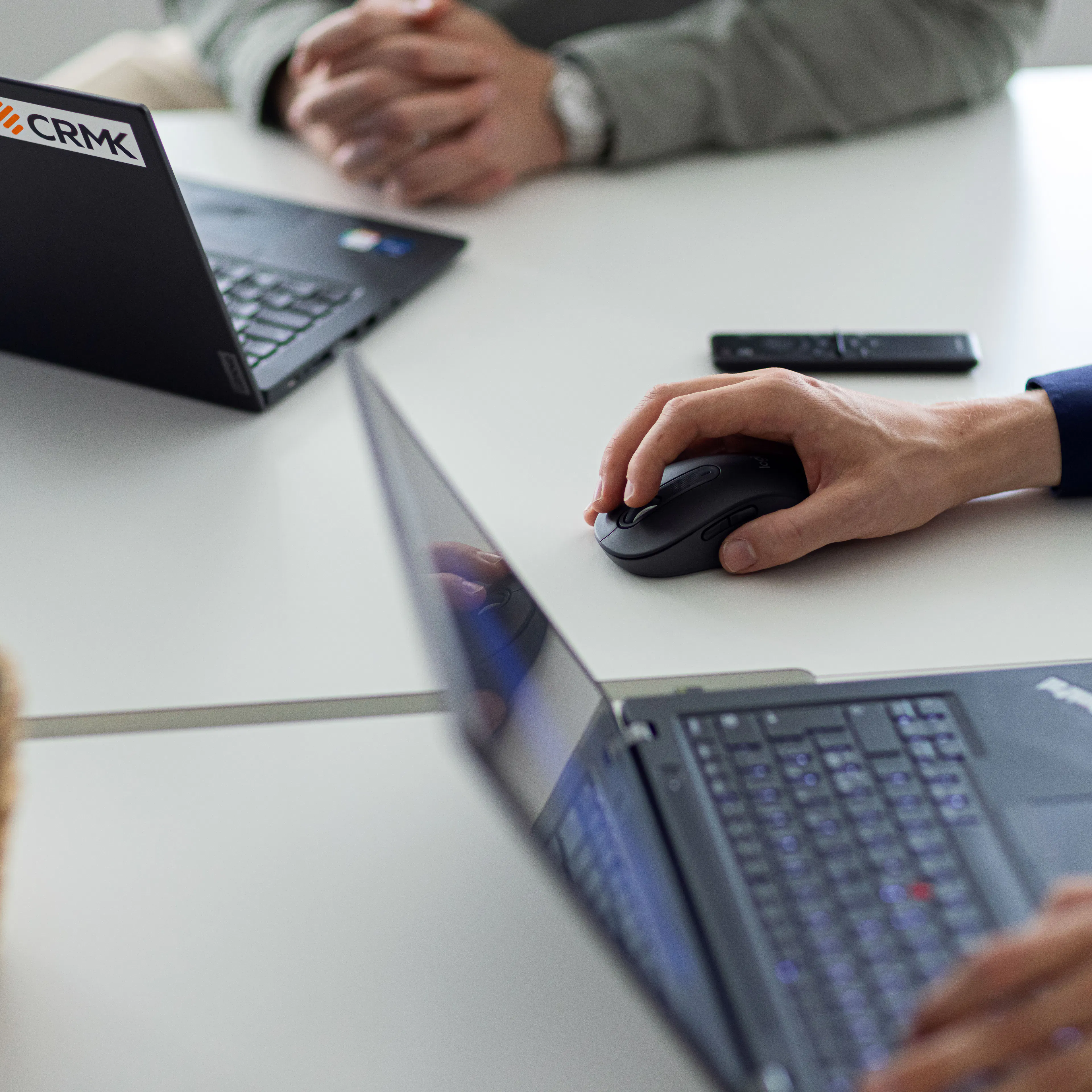 Två laptops på ett bord. Där man endast ser människornas händer.