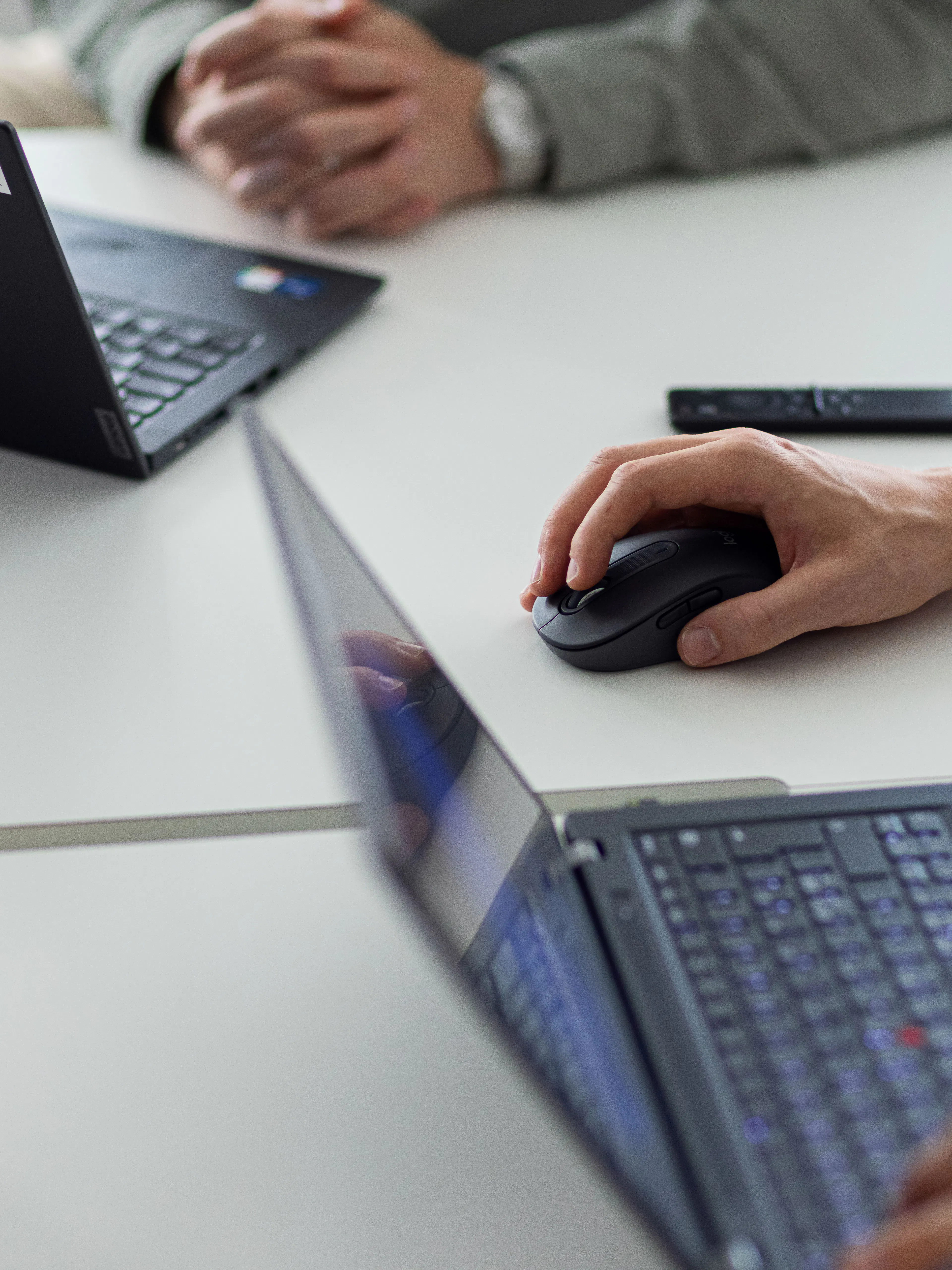 Två laptops på ett bord. Där man endast ser människornas händer.