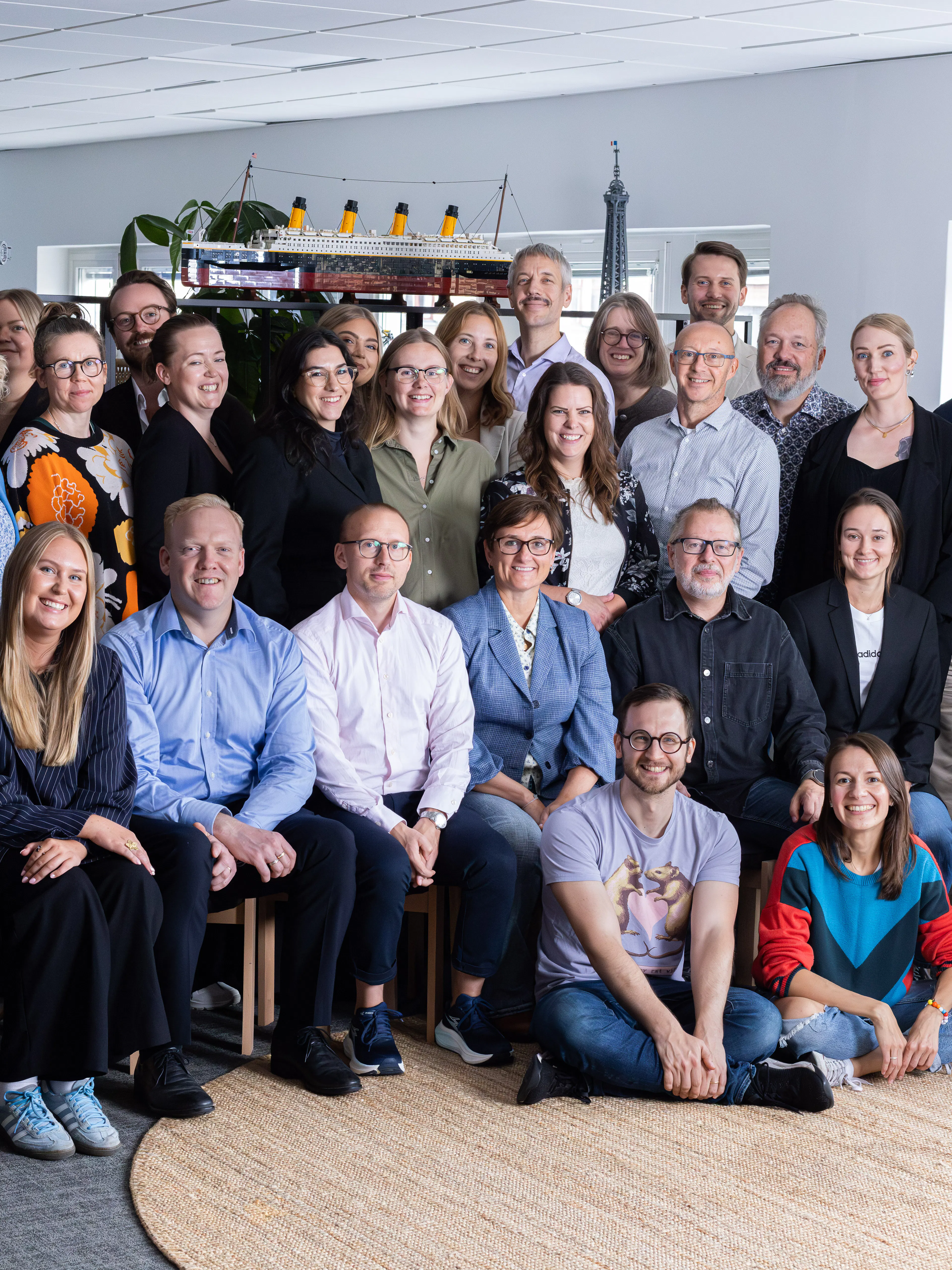 Gruppbild med människor på ett kontor.