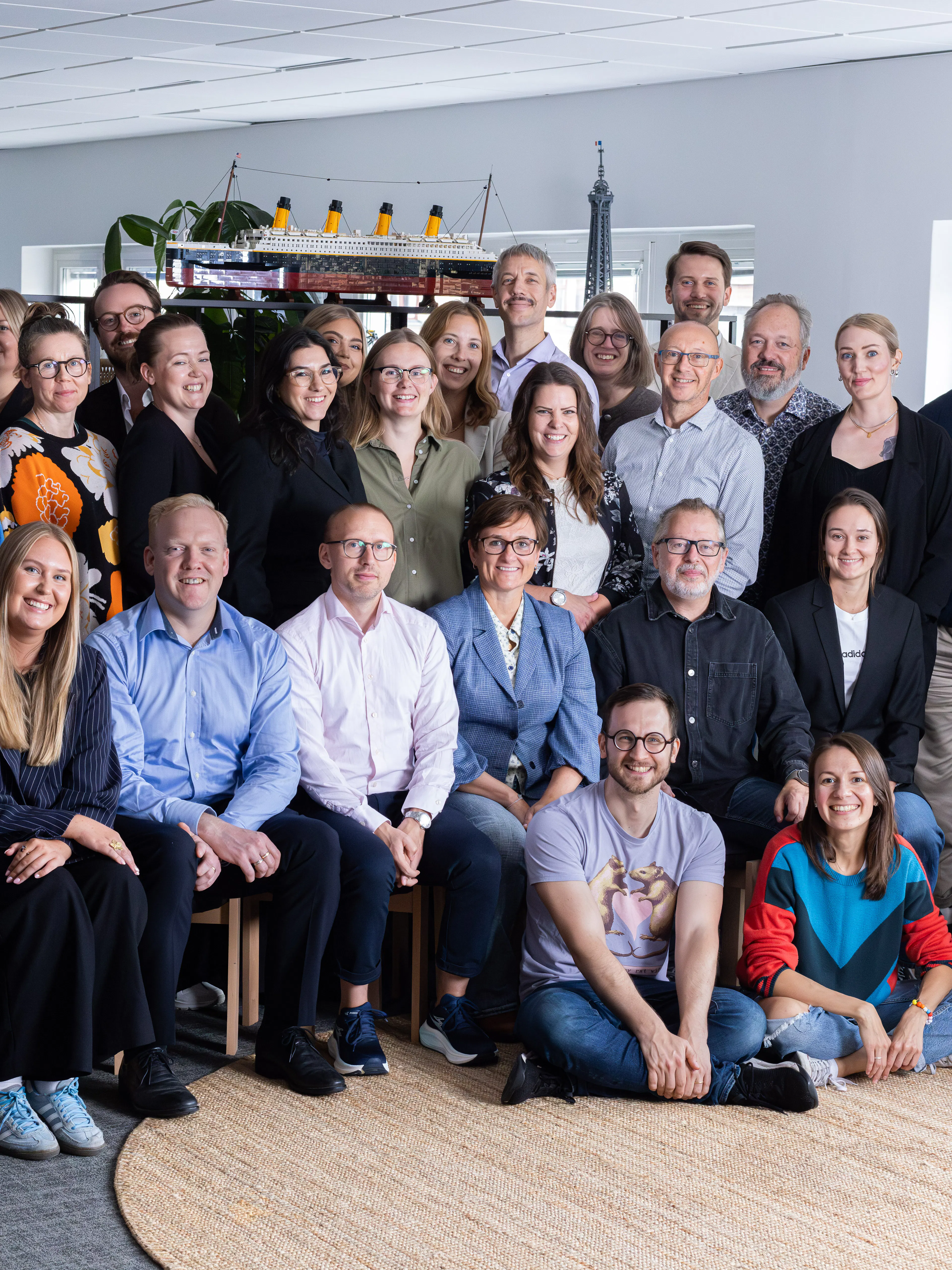 Gruppbild med människor på ett kontor.