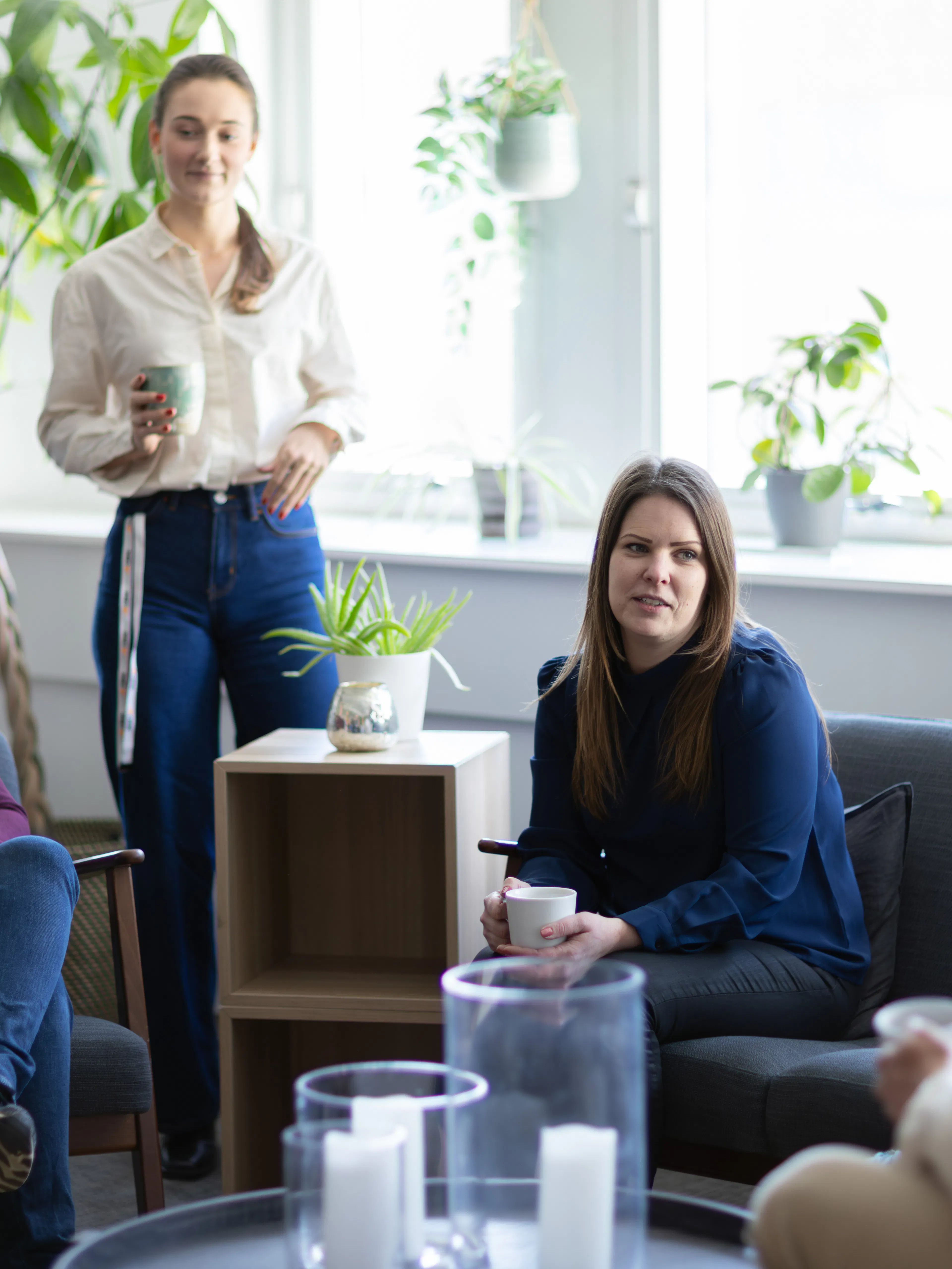 Grupp som sitter och fikar i ett kontorslandskap.