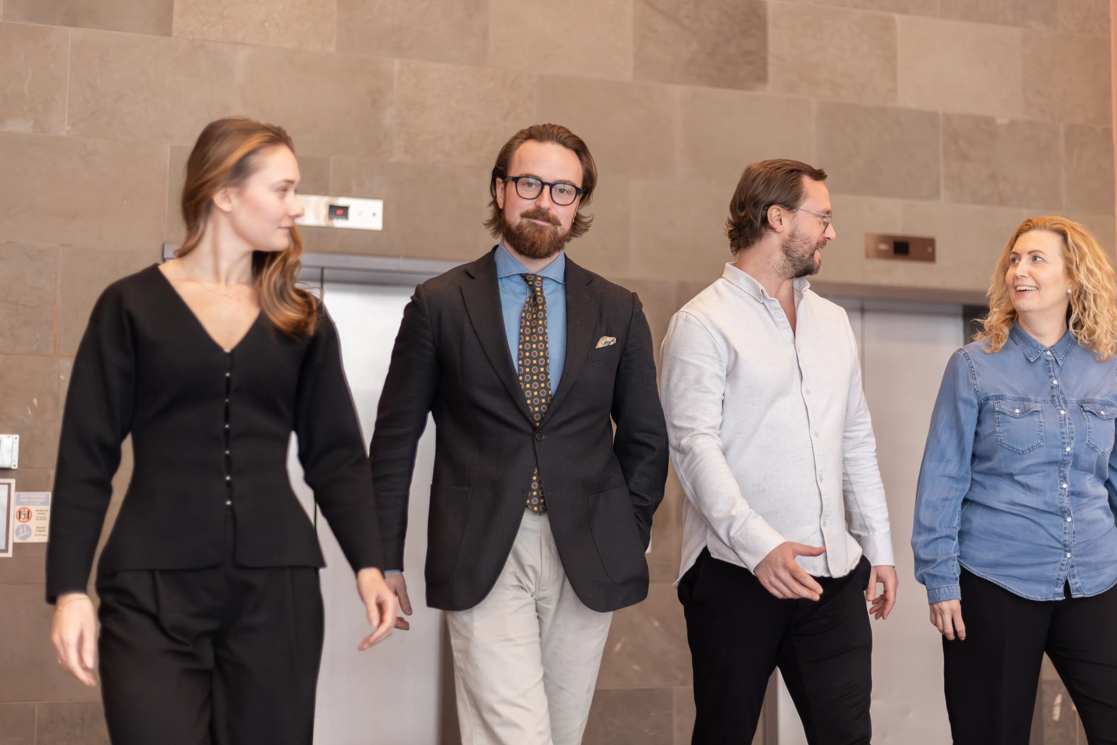Fyra personer som går