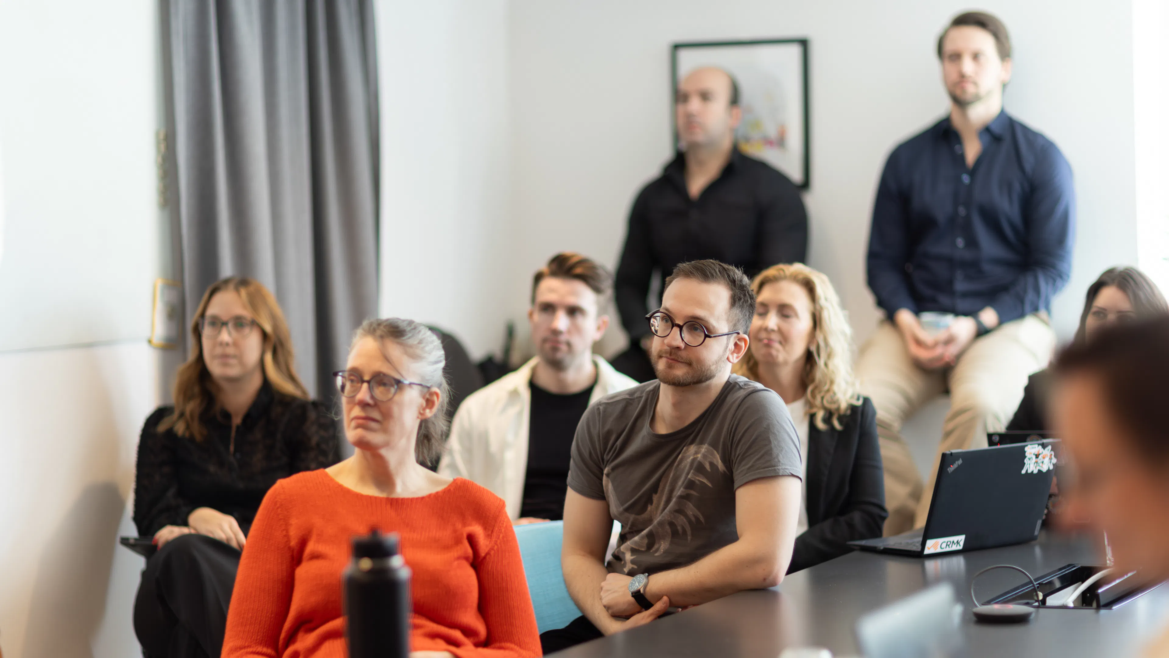 Grupp av människor som sitter och tittar åt ett håll