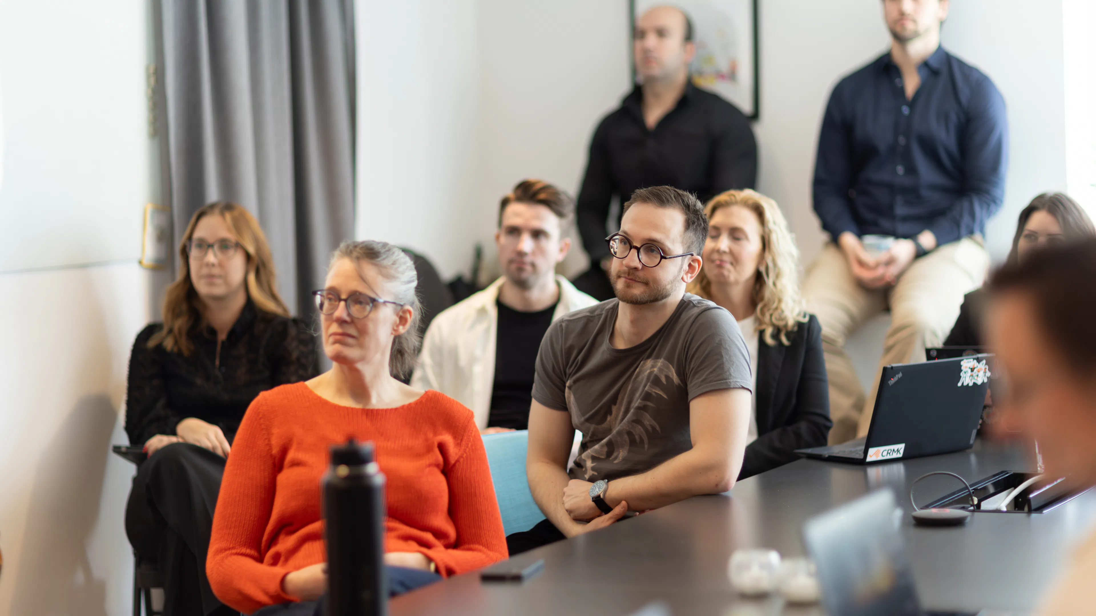 Grupp av människor som sitter och tittar åt ett håll