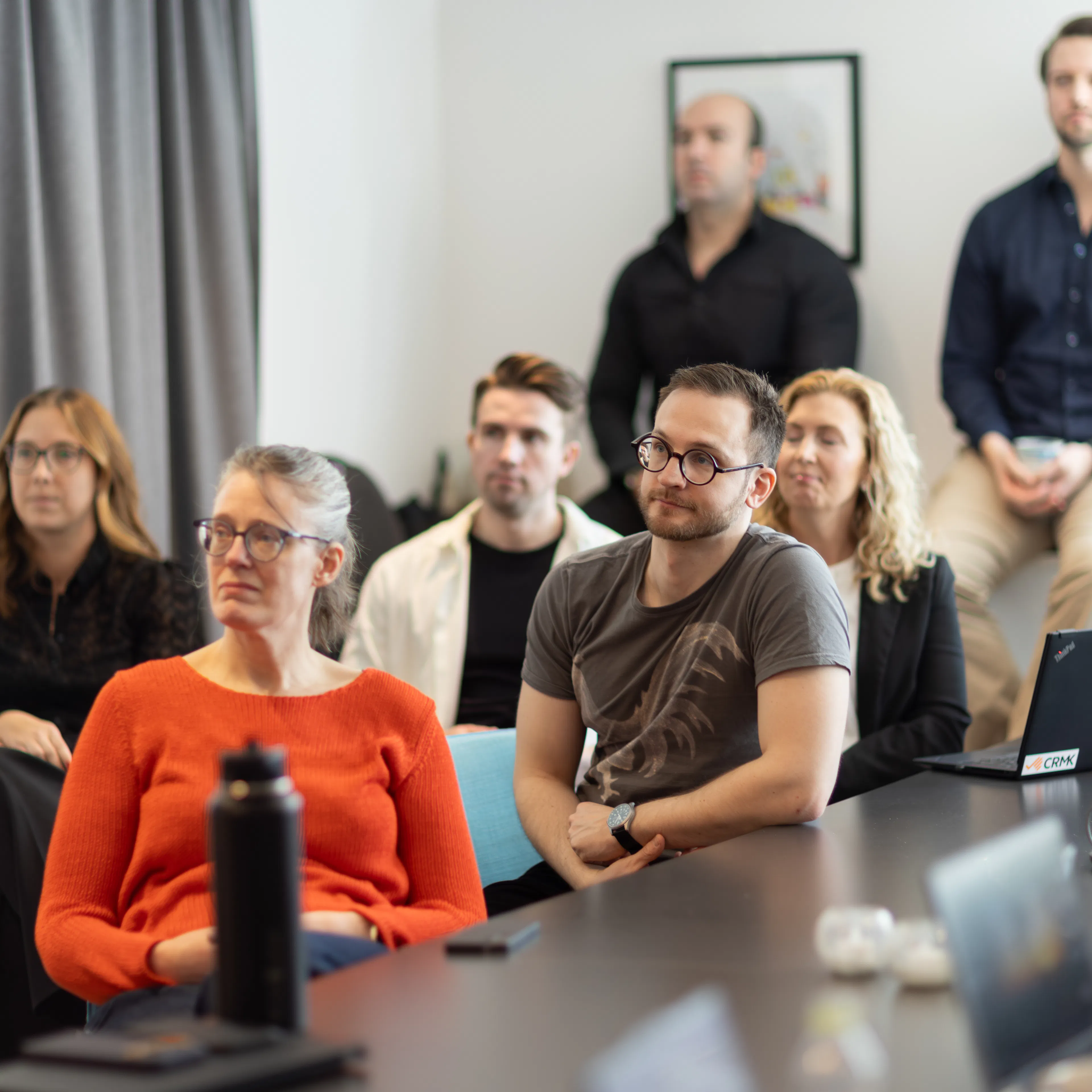 Grupp av människor som sitter och tittar åt ett håll