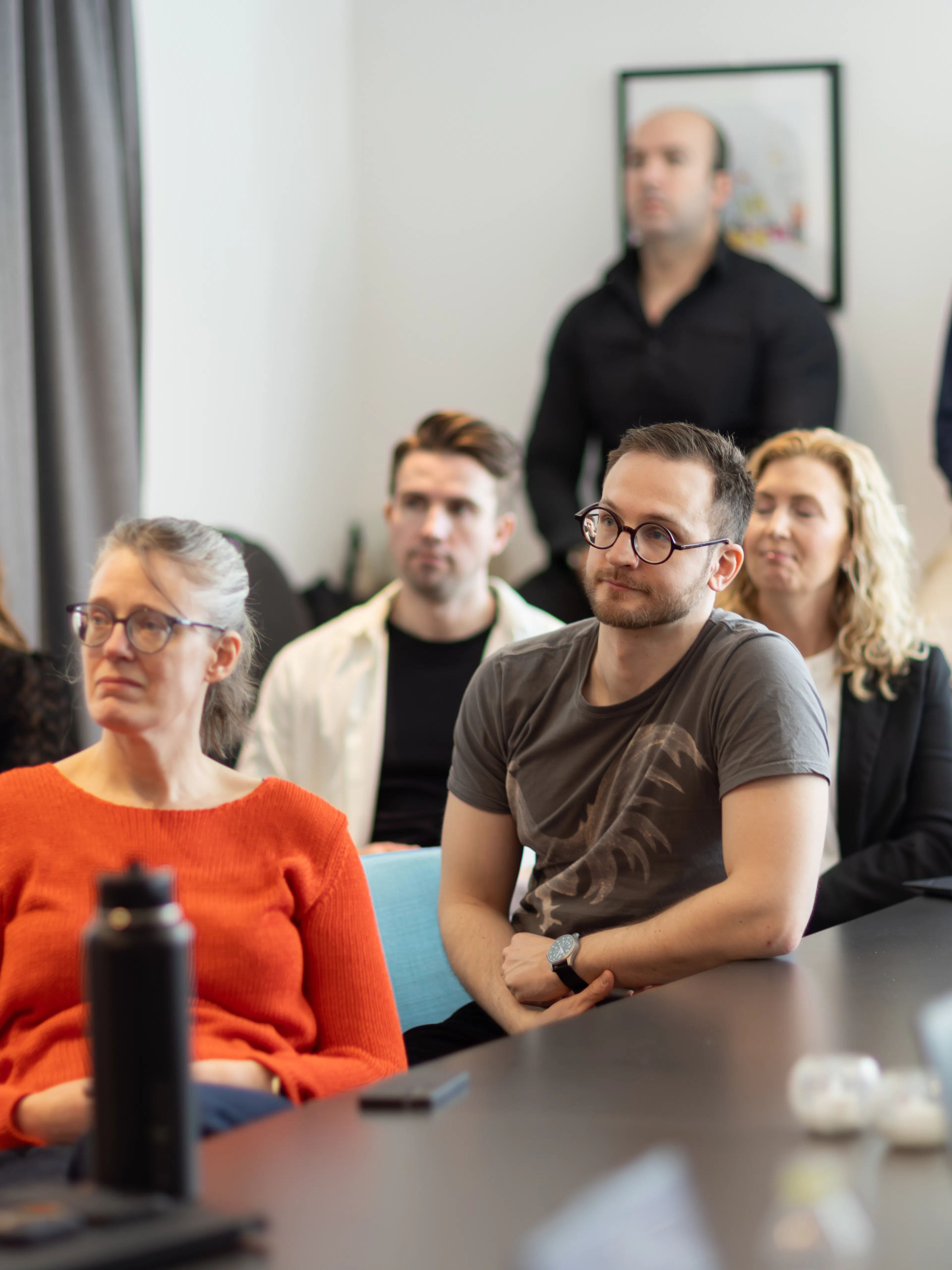 Grupp av människor som sitter och tittar åt ett håll